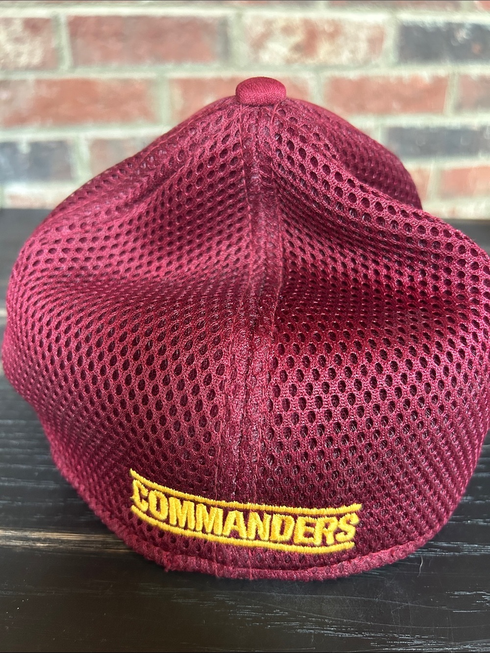 Men’s NFL Commanders Mesh football Cap - Maroon fitted medium/large. New era